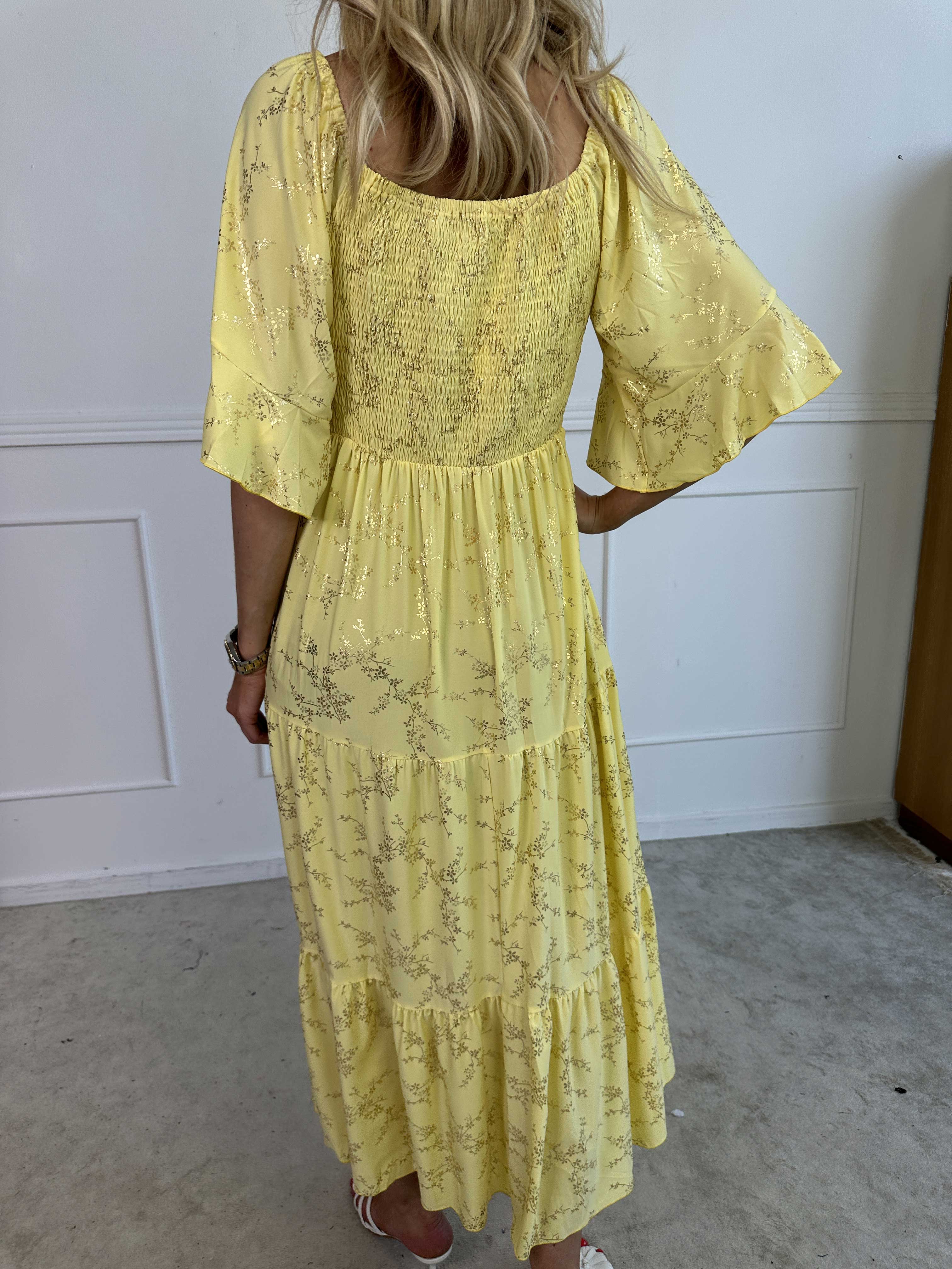 Elna Gold - Ensfarvet elastisk kjole med smock og guld print